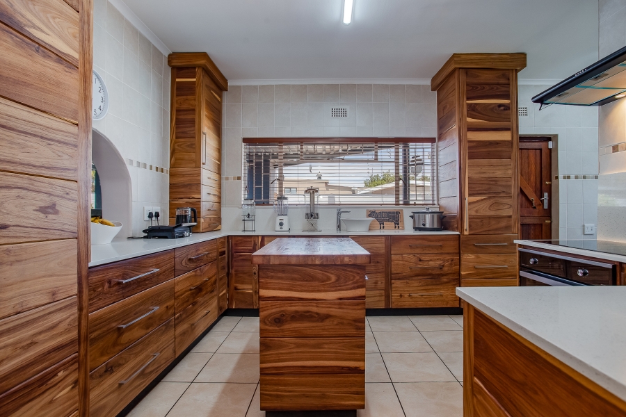 5 Bedroom Property for Sale in Uitsig Western Cape